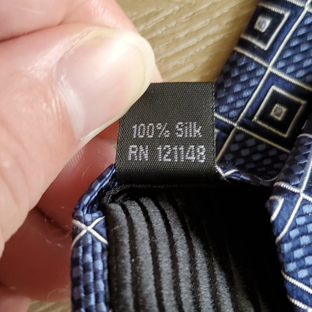 Kenneth Robert's platinum silk necktie - Picture 5 of 6